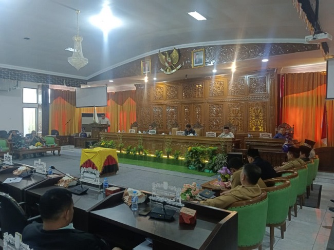 Bupati Kuansing Suhardiman Amby hadiri rapat paripurna agenda pendapat akhir DPRD terhadap Ranperda bantuan hukum untuk masyarakat miskin. 