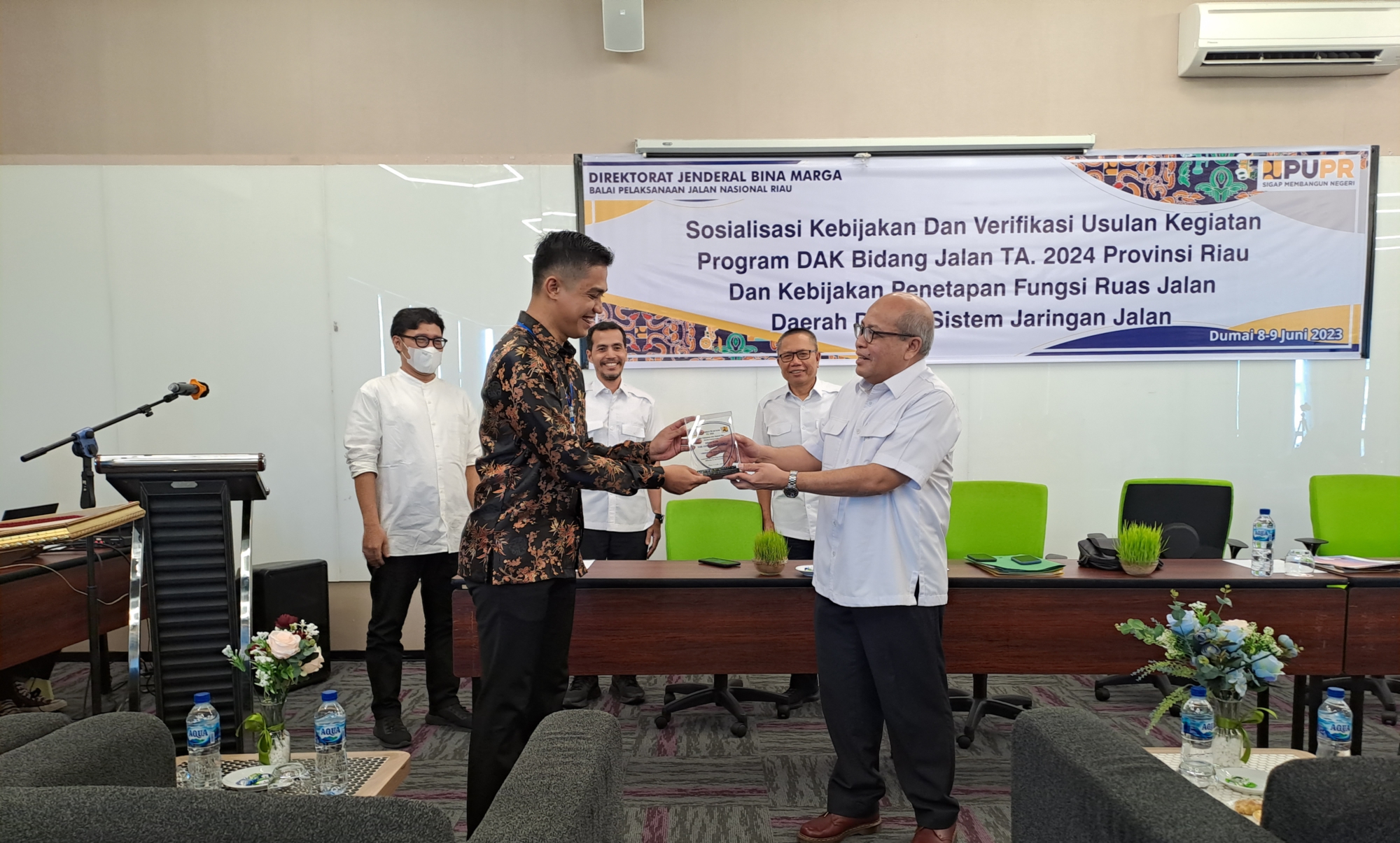 Dinas PUPR Kepulauan Meranti terima penghargaan  Kinerja dan Fisik Terbaik dari BPJN Riau