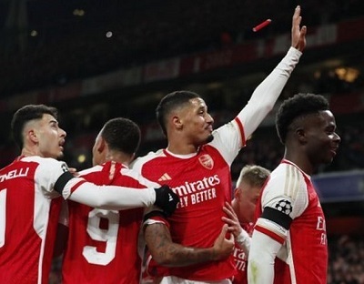 Pemantik api dilempar ke dalam lapangan saat para pemain Arsenal berselebrasi seusai mengemas gol dalam lanjutan Grup B Liga Champions 2023-2024 yang mempertemukan Arsenal vs Lens di Stadion Emirates pada 29 November 2023. Artikel ini berisi daftar tim lolos 16 besar Liga Champions. (Photo by Ian Kington / AFP)(IAN KINGTON/AFP)
