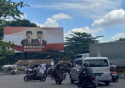 Baliho berukuran besar  memberikan isyarat kalau Jokowi mendukung Ganjar Pranowo melanjutkan kepemimpinan.