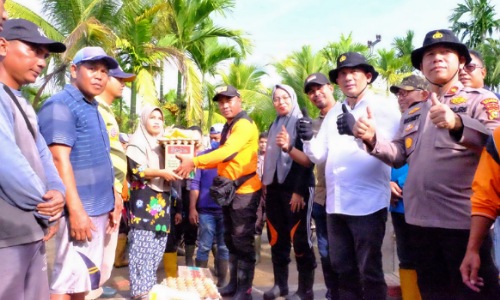 Bupati Meranti, M Adil menyalurkan bantuan paket sembako untuk warga korban banjir di Rangsang Barat.(foto: ali/halloriau.com)