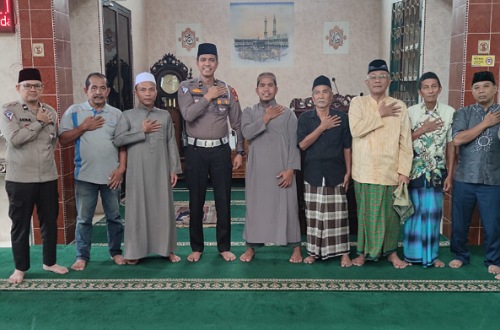 Personel Polsek Sukajadi bersama masyarakat sosialisasikan Pemilu damai.(foto: istimewa)