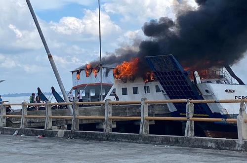 KMP Permata Lestari I terbakar saat bersandar di Pelabuhan BUMD Air Putih, Bengkalis.(foto: dok/halloriau.com)