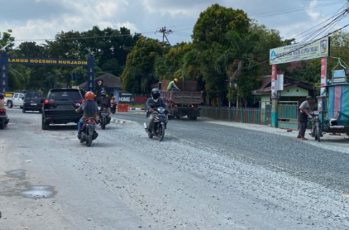 Jalan Adi Sucipto Pekanbaru diperbaiki Pemprov Riau.(foto: mcr)