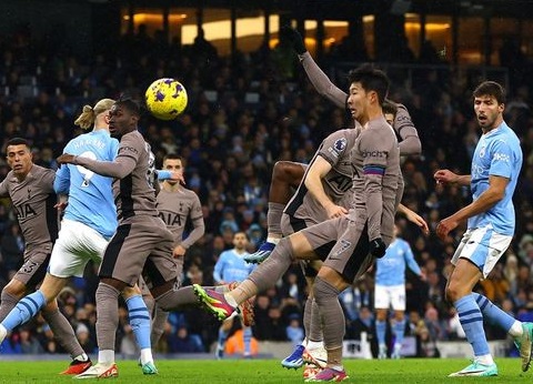 Son Heung-min kala mencetak gol bunuh diri. (Foto: Action Images via Reuters/LEE SMITH)