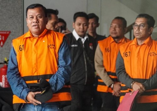 Bupati Kuansing nonaktif, Suhardiman Amby dan Sekdakab Kuansing, Zulkarnain mengenakan rompi orange KPK.(foto: int)