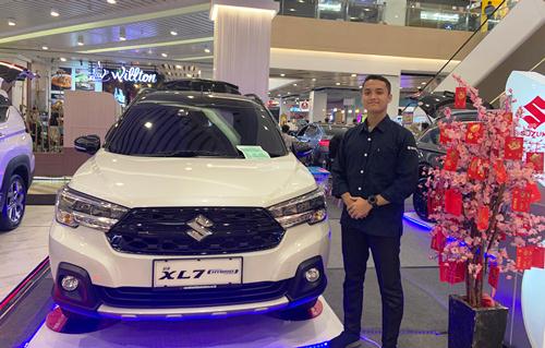 Sales Eksekutif Suzuki Riau, Irza dalam pameran Suzuki SBT Riau di Mal Living World Pekanbaru.(foto: meri/halloriau.com)