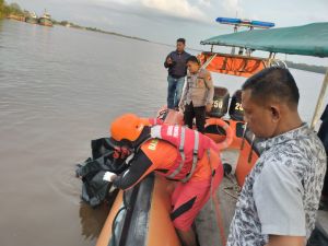 Proses evakuasi jasad nelayan yang tenggelam di perairan Kuala Gaung, Inhil.(foto: mcr)