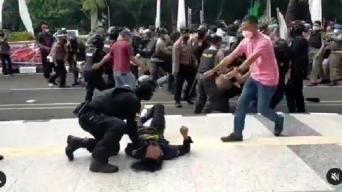 Mahasiswa yang demo di depan kantor Bupati Tangerang pingsan setelah dibanting polisi.