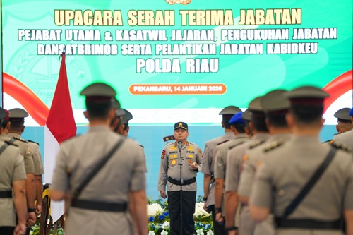 Kapolda Riau Irjen Pol Herry Heryawan pimpin sertijab PJU dan Kapolres (foto/ist)