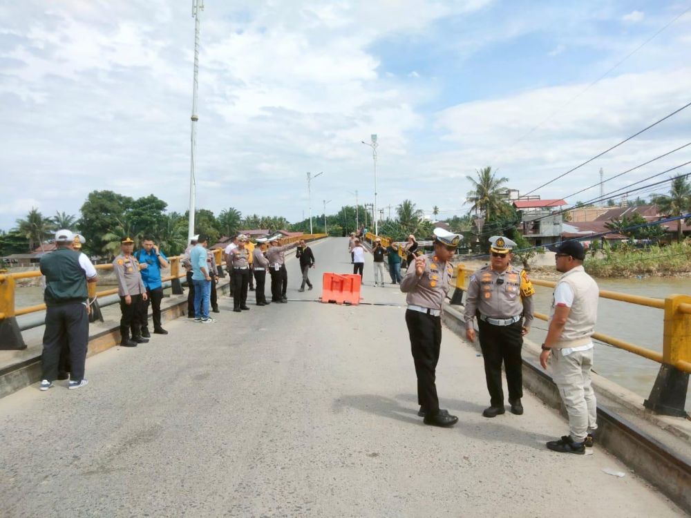 Jembatan Sungai Rokan, Ujung Batu mengalami penurunan pilar (foto/int)