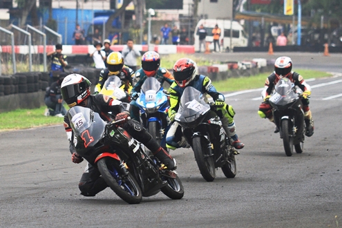 Aksi balapan di event Suzuki Owners Fun Race 2024 di Sirkuit Sentul.(foto: istimewa)