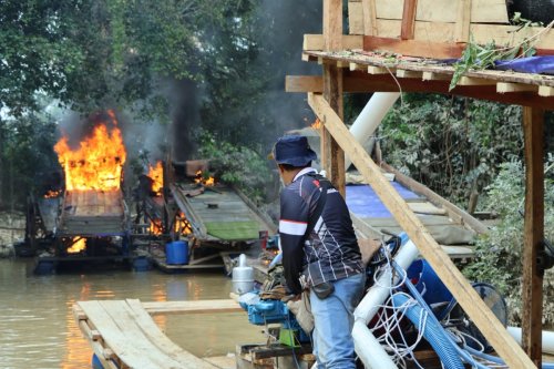 Polisi dan TNI musnahkan 145 rakit tambang emas di Kuansing (foto/int)
