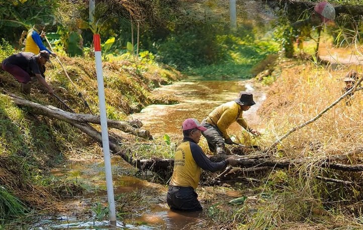 PUPR Pekanbaru rutin bersihkan drainase di musim penghujan (foto/ist)