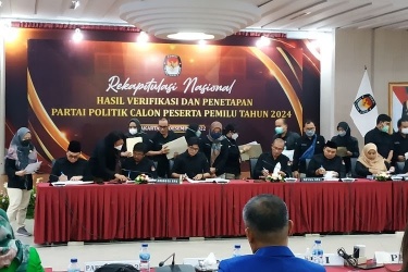 KPU saat rapat pleno rekapitulasi nasional peserta Pemilu 2024 (foto/kompas)