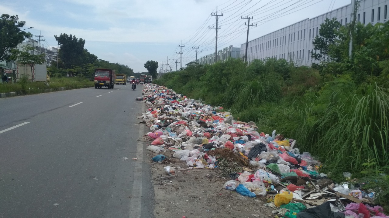 Sampah yang bertebaran di Kota Pekanbaru.