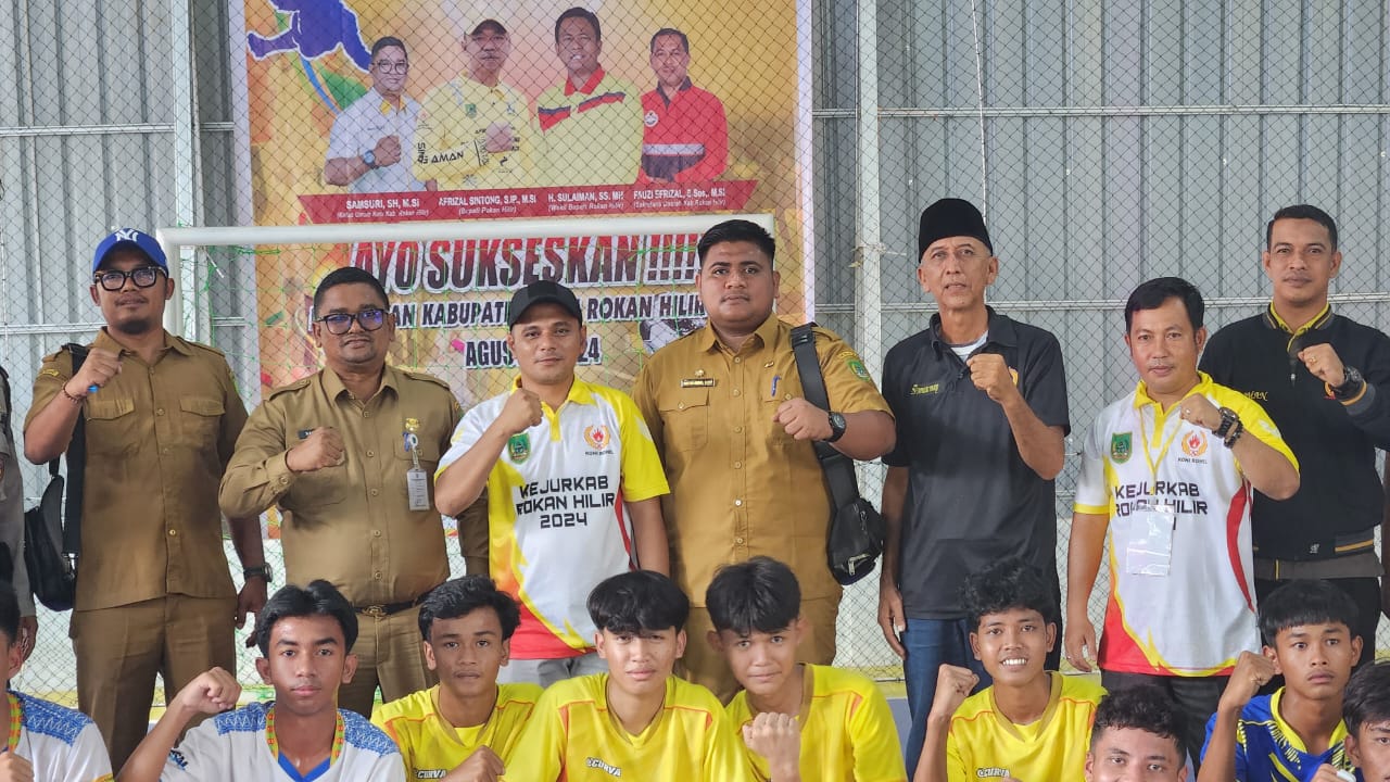 Ketua KONI Rohil, Samsuri tinjau langsung pertandingan futsal Kejurkab 2024 (foto/Afrizal)