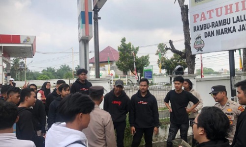 Satbinmas Polresta Pekanbaru saat menyampaikan pesan Pemilu Damai.(foto: bayu/halloriau.com)