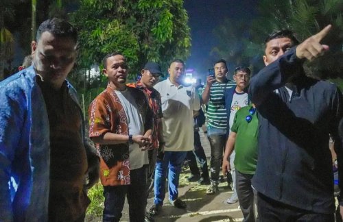 Walikota Pekanbaru, Agung Nugroho meninjau sejumlah jalan rusak di Pekanbaru.(foto: pekanbaru.go.id)