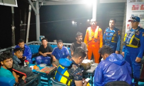 Para ABK kapal cargo berhasil diselamatkan Tim SAR Pekanbaru di perairan Pulau Rangsang.(foto: bayu/halloriau.com)