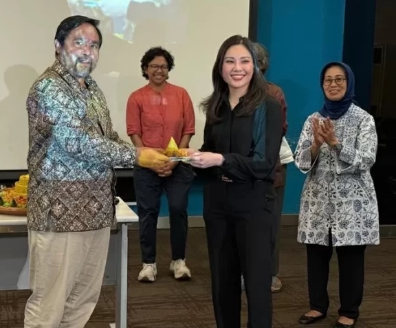 Ketua Umum AMSI Wahyu Dhyatmika memberikan potongan tumpeng secara simbolis ke Direktur Utama iNews Media Group Angela Tanoesoedibjo. 