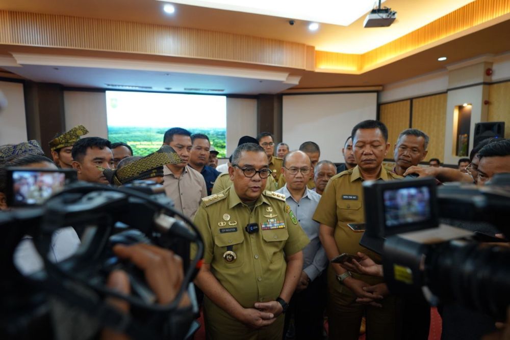 Gubernur Riau, Edy Natar Nasution usai mediasi warga dan PT SIR.(foto: mcr)