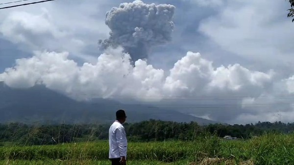 Gunung Marapi erupsi lagi siang ini (foto/ist)