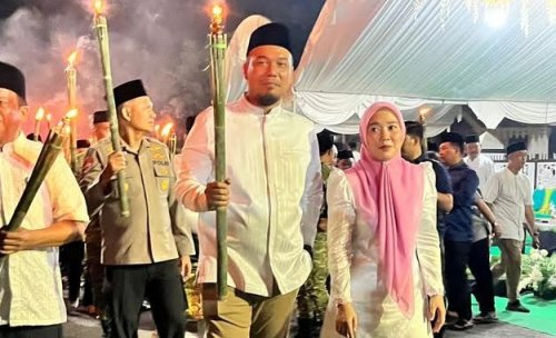 Bupati Inhu, Ade Agus bersama ribuan warga Inhu tumpah ruah ramaikan Pawai Takbir Iduladha 1447 H.(foto: istimewa)