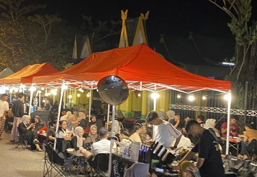 Tampak malam angkringan UMKM Tembilahan.(foto: ayendra/halloriau.com)