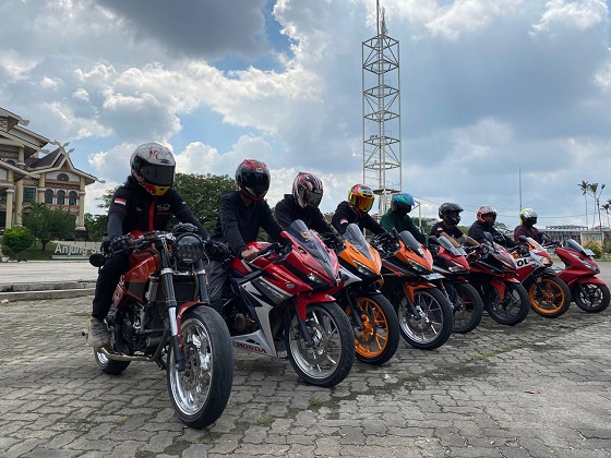 Para bikers singgah di Anjung Seni Idrus Tintin, Pekanbaru. Foto Ist