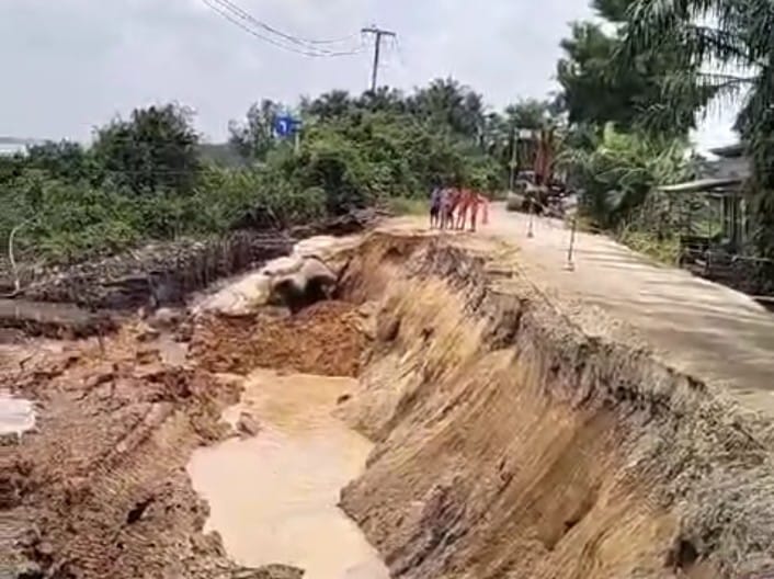 Longsor Jalan Lintas Tembilahan-Rengat (foto/int)