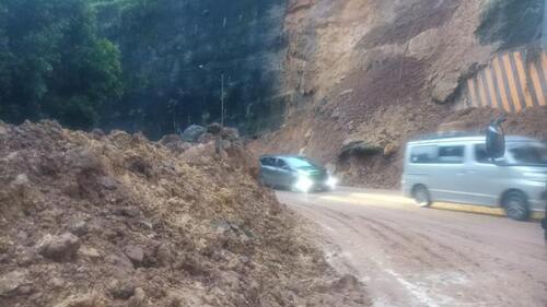 Akses lalu lintas di kelok 9 pasca terjadi longsor, sudah mulai dibuka sekira pukul 05:15 WIB, Jumat (19/9/2025). (Foto: Tribun Pekanbaru)