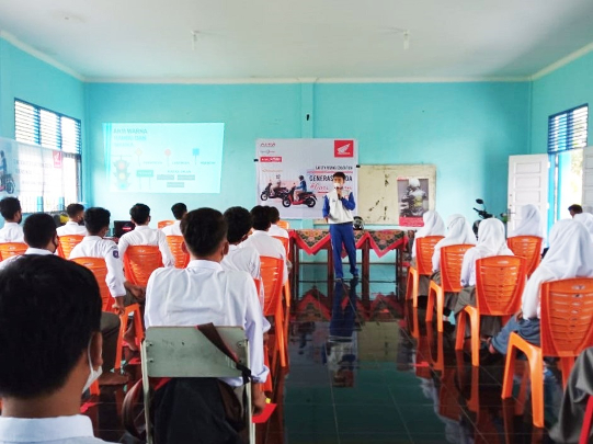 Instruktur safety riding PT CDN Riau sedang memberikan materi di SMKN 5 Dumai.