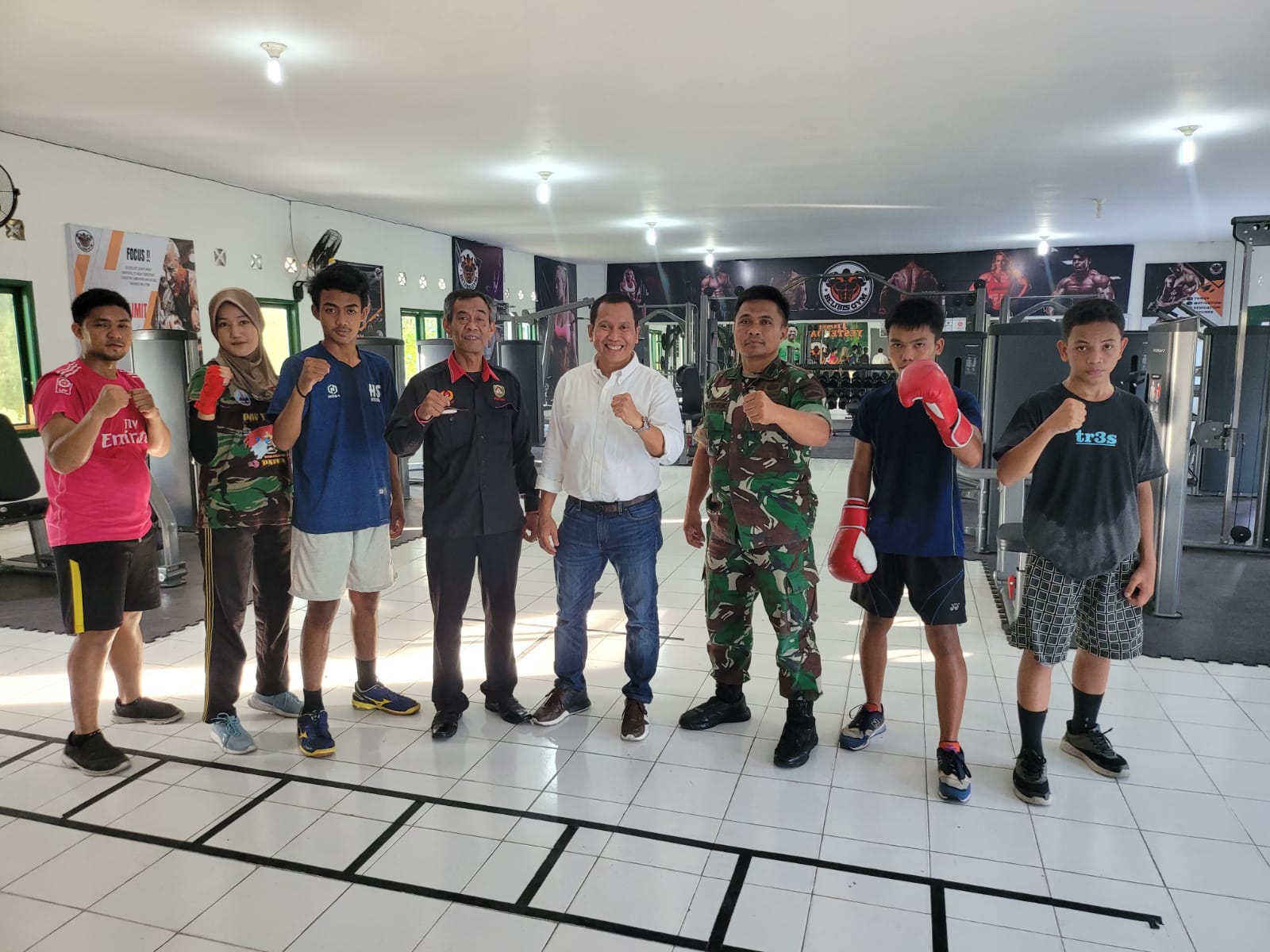 Calon Ketua Umum KONI Pekanbaru, dr Rahmansyah meninjau atlet latihan di sasana tinju Belibis Boxing Camp, Mako Yon Arhanud SE 13, Selasa (29/3/2022).