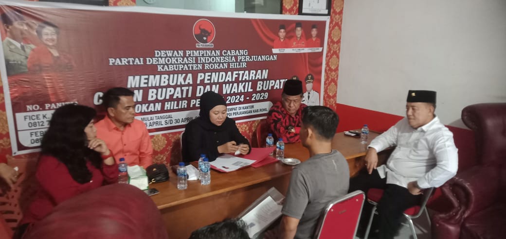 Fuad Ahmad kembalikan formulir pendaftaran calon bupati ke PDI-Perjuangan Rohil (foto/afrizal)