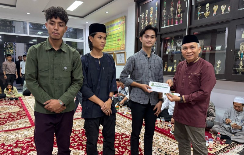 Sivitas Fakultas Hukum UIR berbagi berkah Ramadan 1446 H (foto/ist)