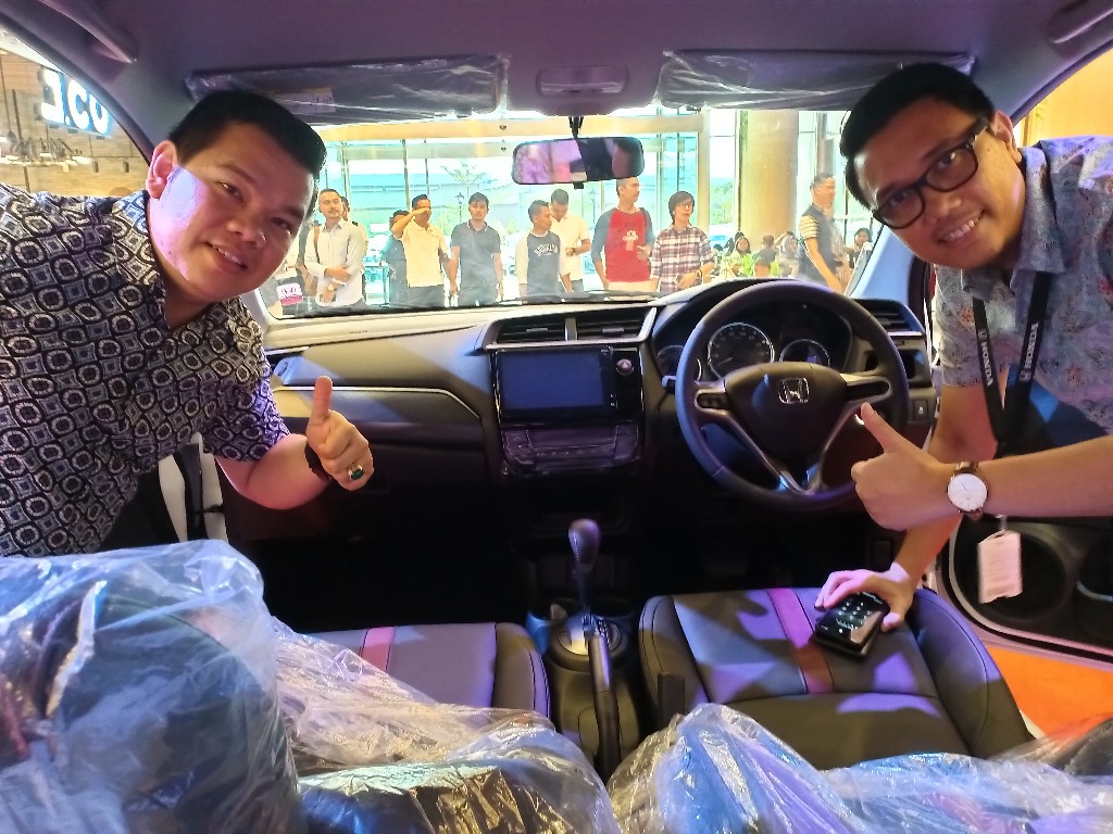 Beli Mobil di Honda Exhibition Living World Berhadiah Motor dan iPhone 