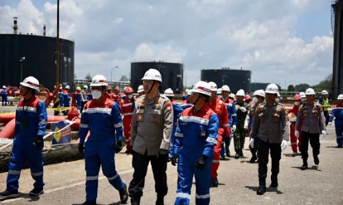 Kapolda Riau, Irjen Pol M Iqbal saat meninjau lokasi terbakarnya kilang minyak Pertamina RU II Dumai.(foto: antarariau.com)