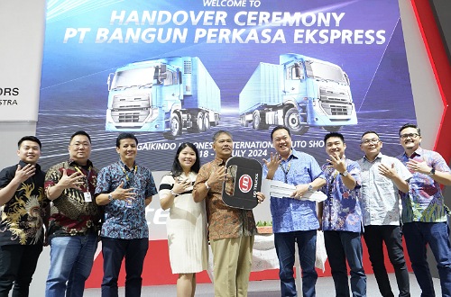 Momen penyerahan 50 unit truk baru dari UD Trucks ke BPE Group.(foto: istimewa)