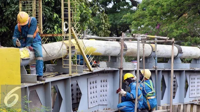Pekerja merawat jaringan pipa gas milik Perusahaan Gas Negara di Jakarta, beberapa waktu lalu. 
