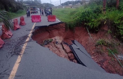 Amblas di KM 90 Jalan Lintas Riau-Sumbar bahayakan pengendara (foto/int)