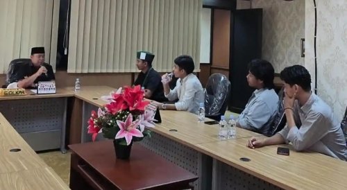 Ketua Fraksi Golkar DPRD Riau terima kunjungan mahasiswa.(foto: tribunpekanbaru.com)
