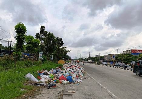 Sampah menumpuk di Panam Pekanbaru mulai mengeluarkan bau busuk karena sudah berhari-hari tak diangkut.(foto: sri/halloriau.com)