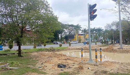 Proyek simpang sebidang Jalan Arifin Ahmad-Sudirman depan MTQ mandek.(foto: tata/halloriau.com)