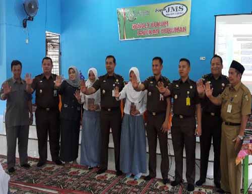 Kajari Kuansing Jufri foto bersama saat acara JMS di SMAN 1 Teluk Kuantan