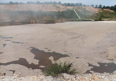 Tampak air sungai yang tercemar.