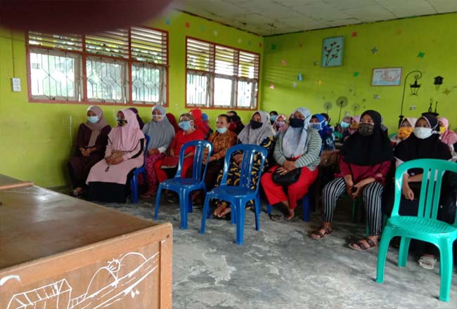  Orangtua/Wali murid SDN 008 Angkasa, Bandar Petalangan, rapat dengan sekolah saat akan dimulainya pembelajaran tatap muka terbatas di daerah tersebut.