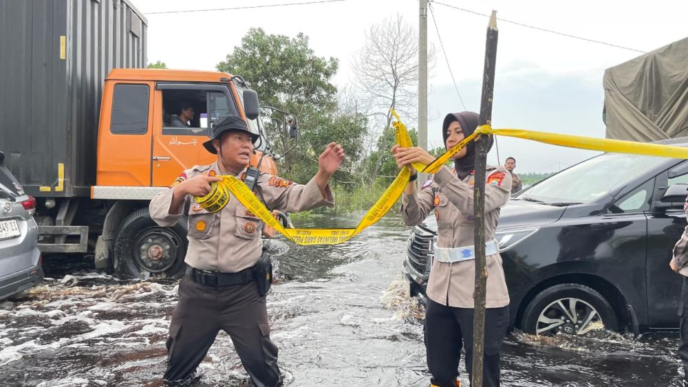 Polisi berlakukan sistem buka-tutup di Jalintim Pelalawan (foto/MCR)