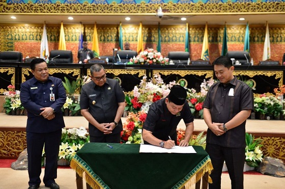 Penandatanganan nota kesepakatan KUA-PPAS Perubahan APBD Provinsi Riau 2022 di Ruang Rapat Paripurna DPRD Riau, Kamis (22/09/2022) malam.