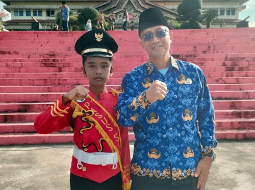 Hamdan Ali Rasyid selalu Komandan Upacara berpose bersama Inspektur Upacara yang juga staf ahli Bupati Pelalawan, Endit RP, usai upacara HANI tingkat Kabupaten Pelalawan (foto/Andy)